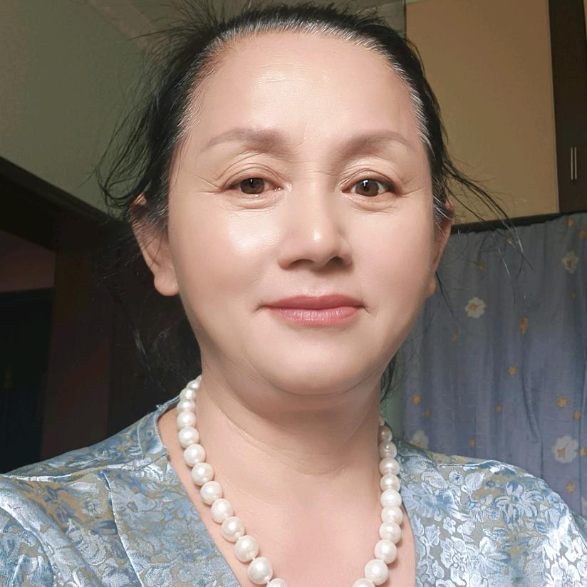 冯建琼是一名农村保奶奶，出生千六零后，