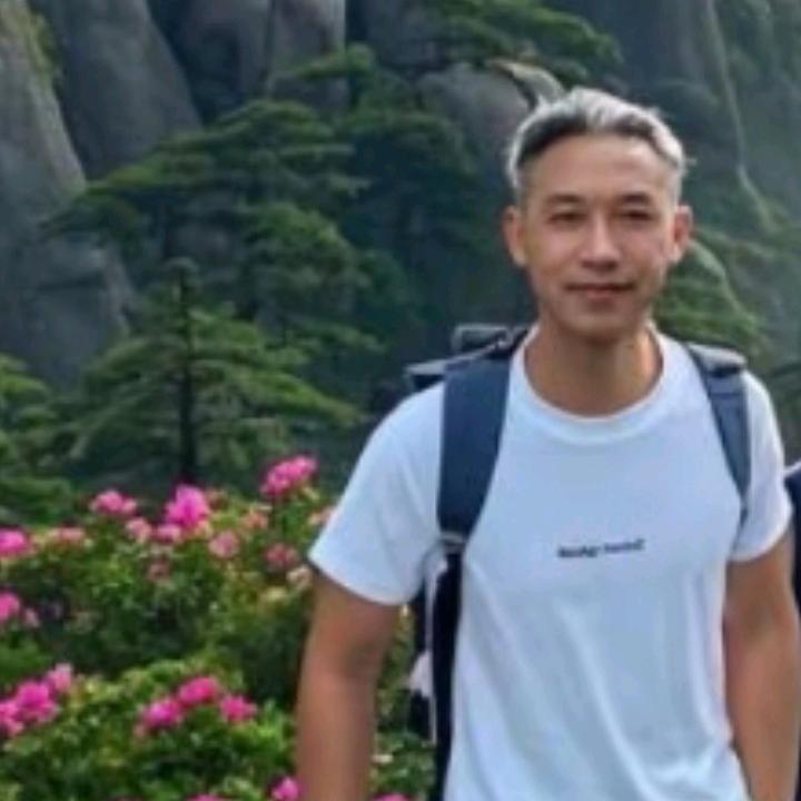 雄鹰飞翔