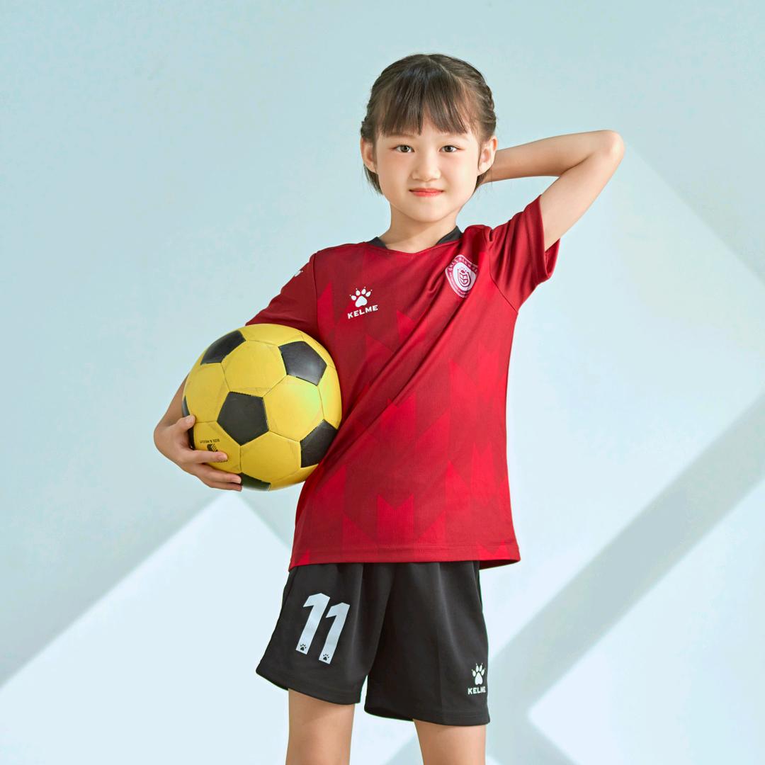 爱踢足球的月亮