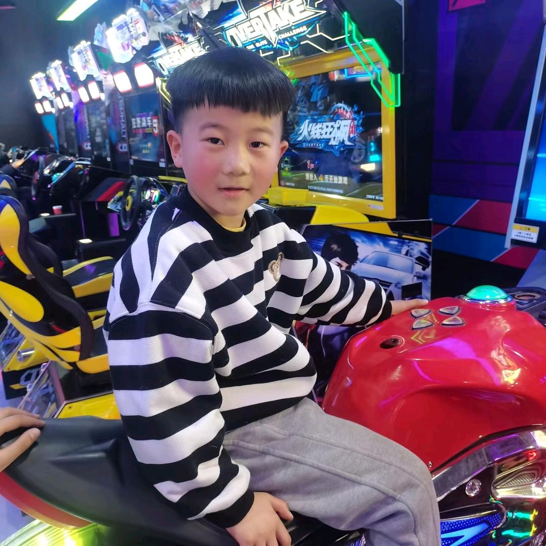 路锦小皓