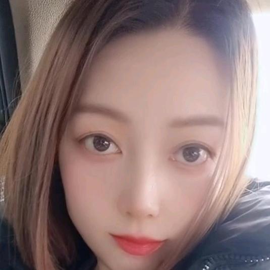姐妹穿搭在橱窗