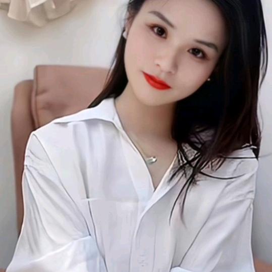 可爱妞儿买二手电动车。