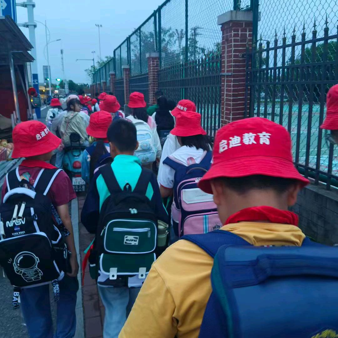 启迪托管前台陈老师