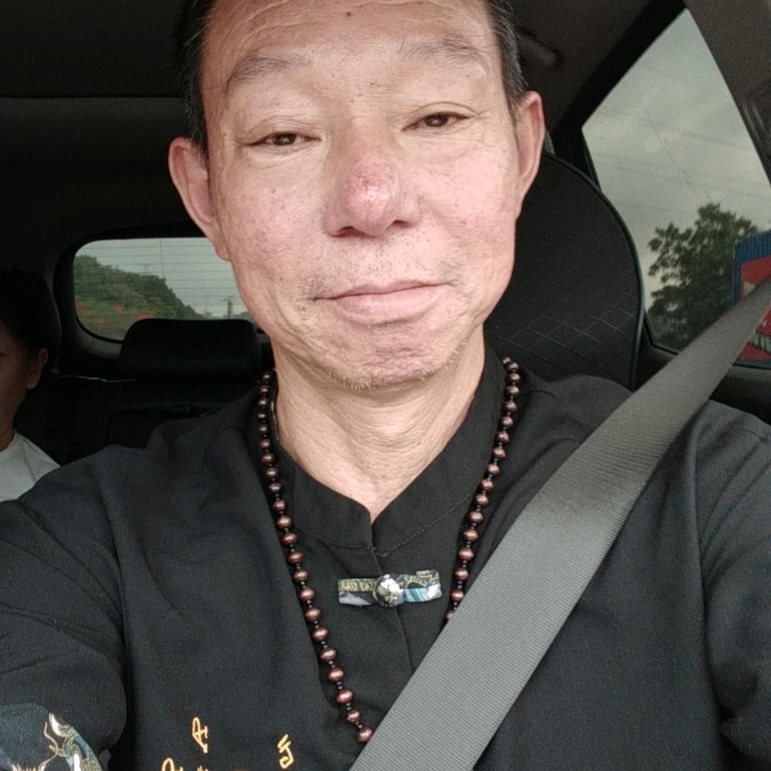 开着宝马捡垃圾