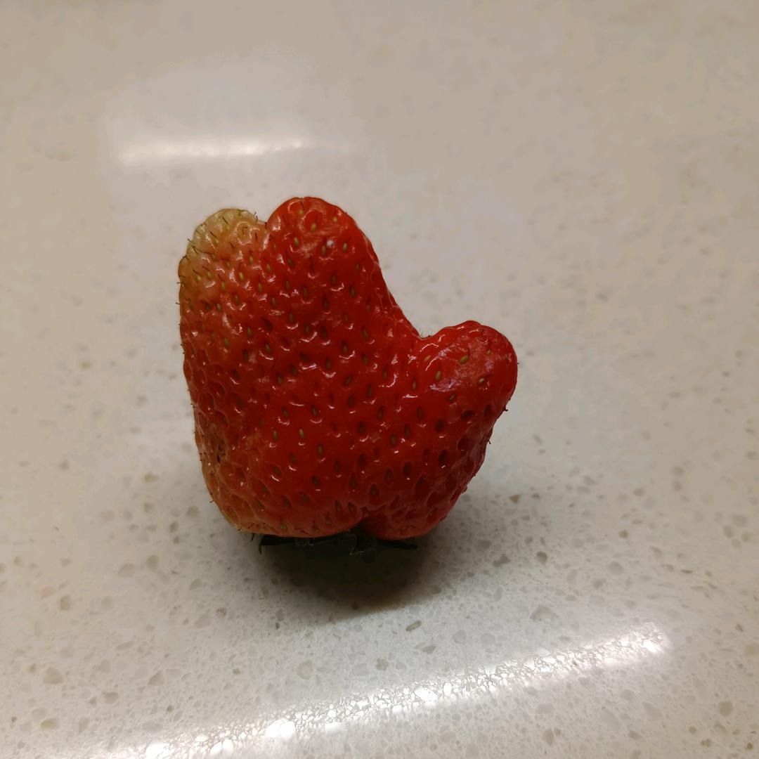 草莓有点酸