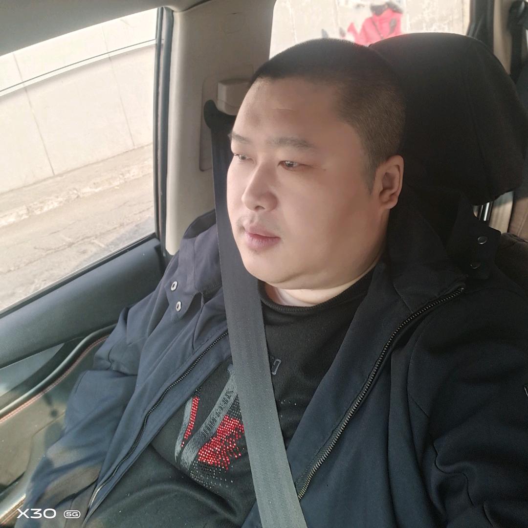 “点赞破 1W 给你看腹肌💪”