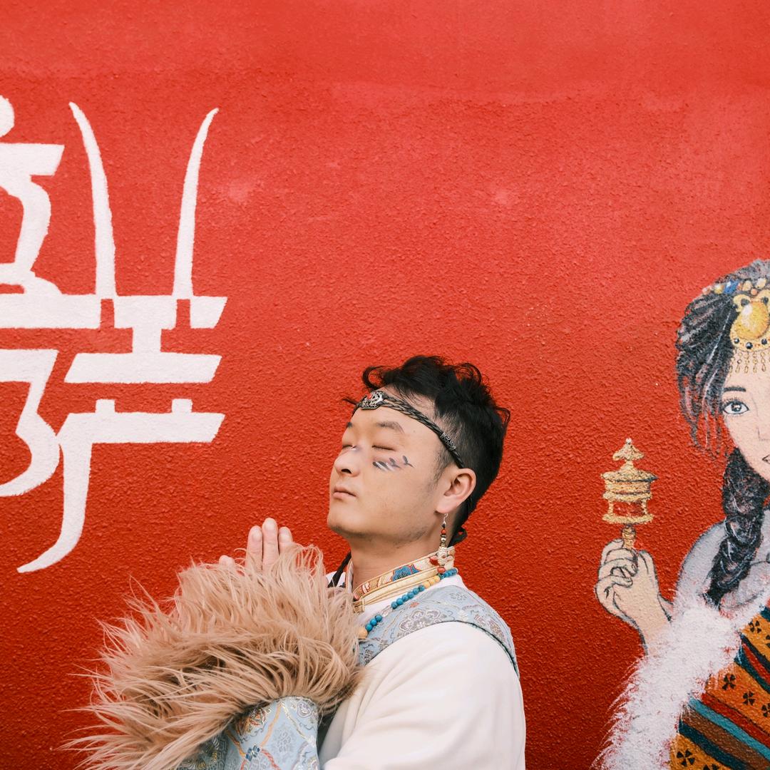 无人扶我青云志，我自踏雪至山巅