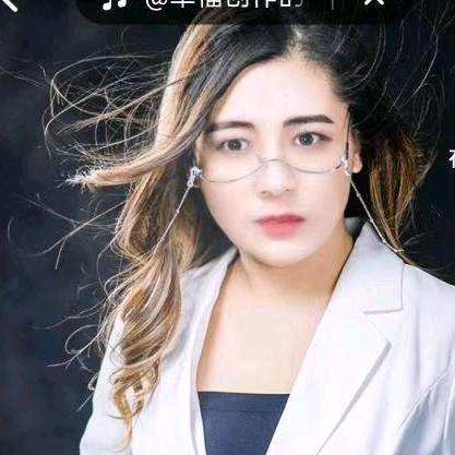 住在云端俯看水中月