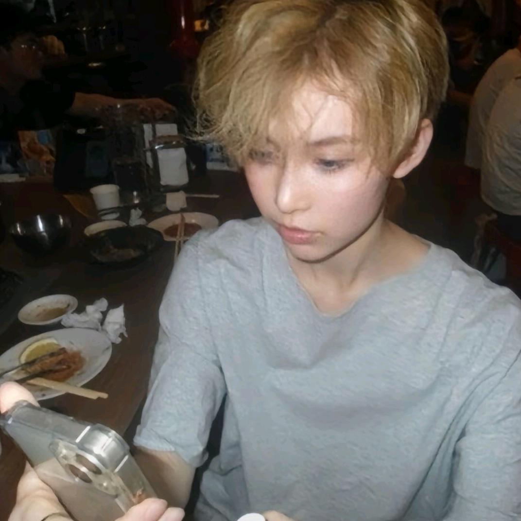 忧郁的紫色泡面