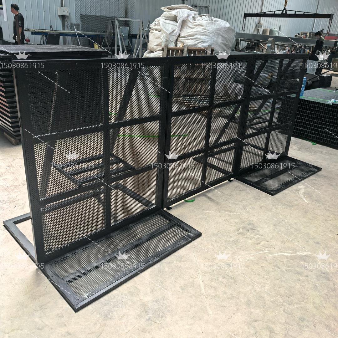 卖防爆铁马的小姐姐