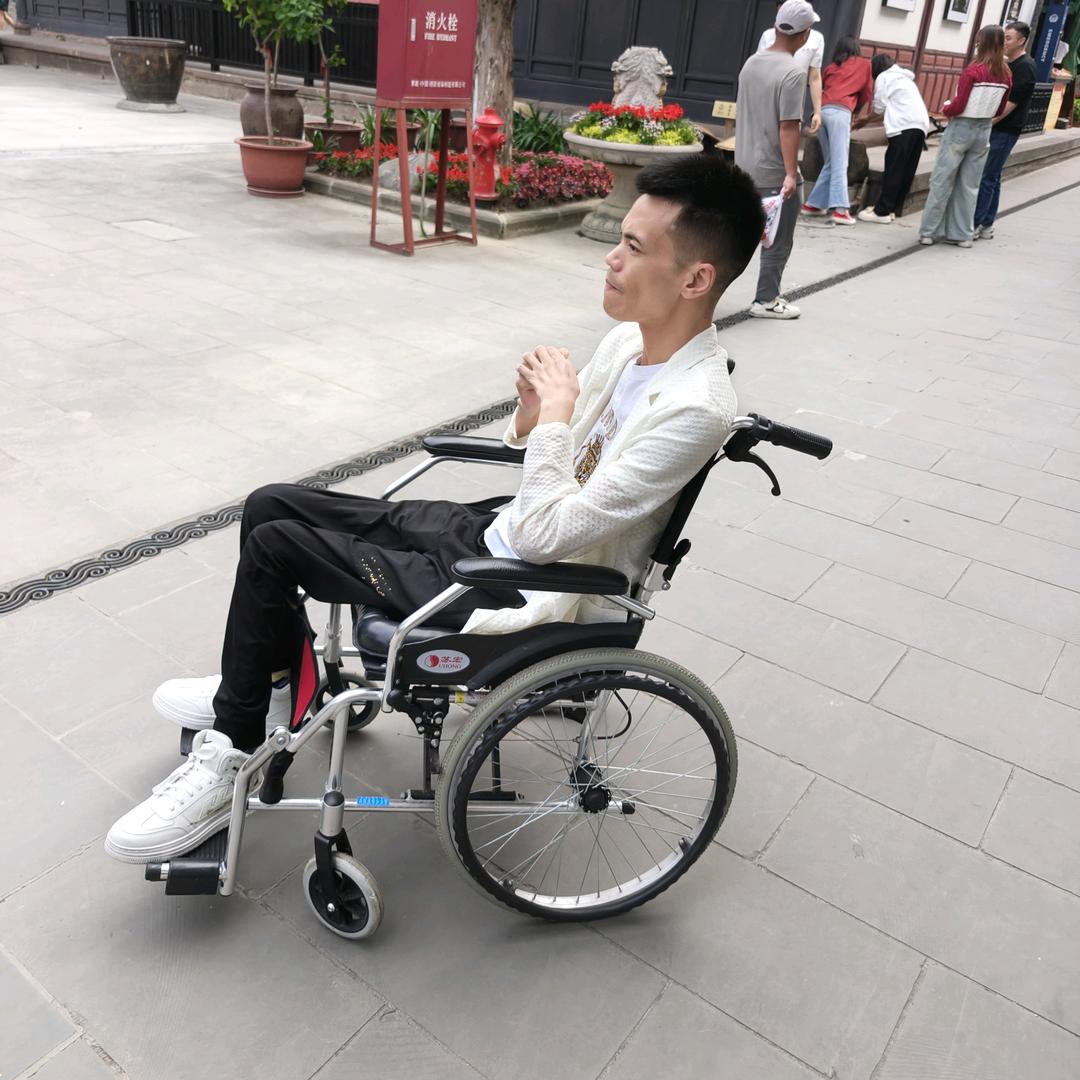 轮椅上的军军
