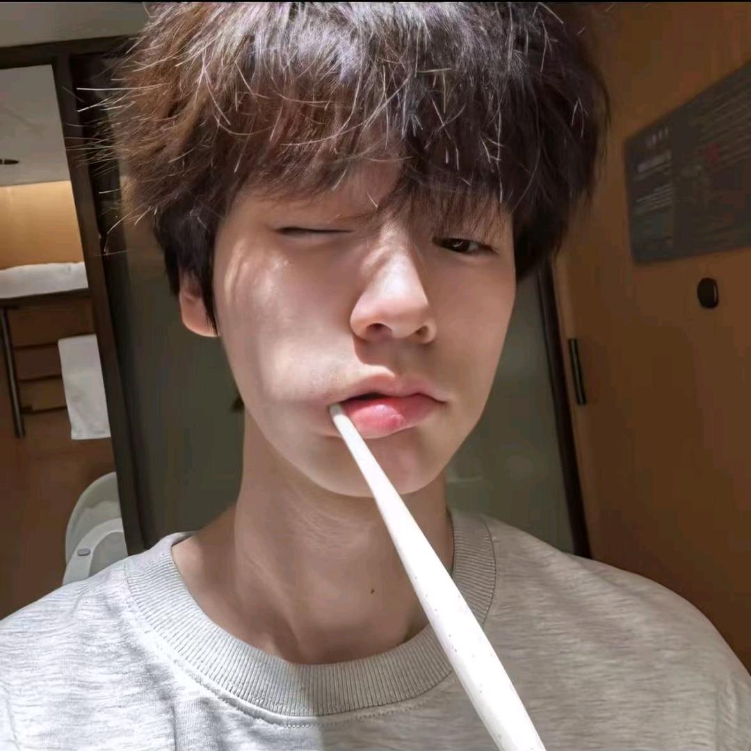 我将玫瑰藏于身后