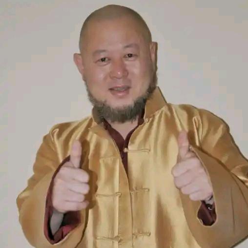 太阳出来爬山坡