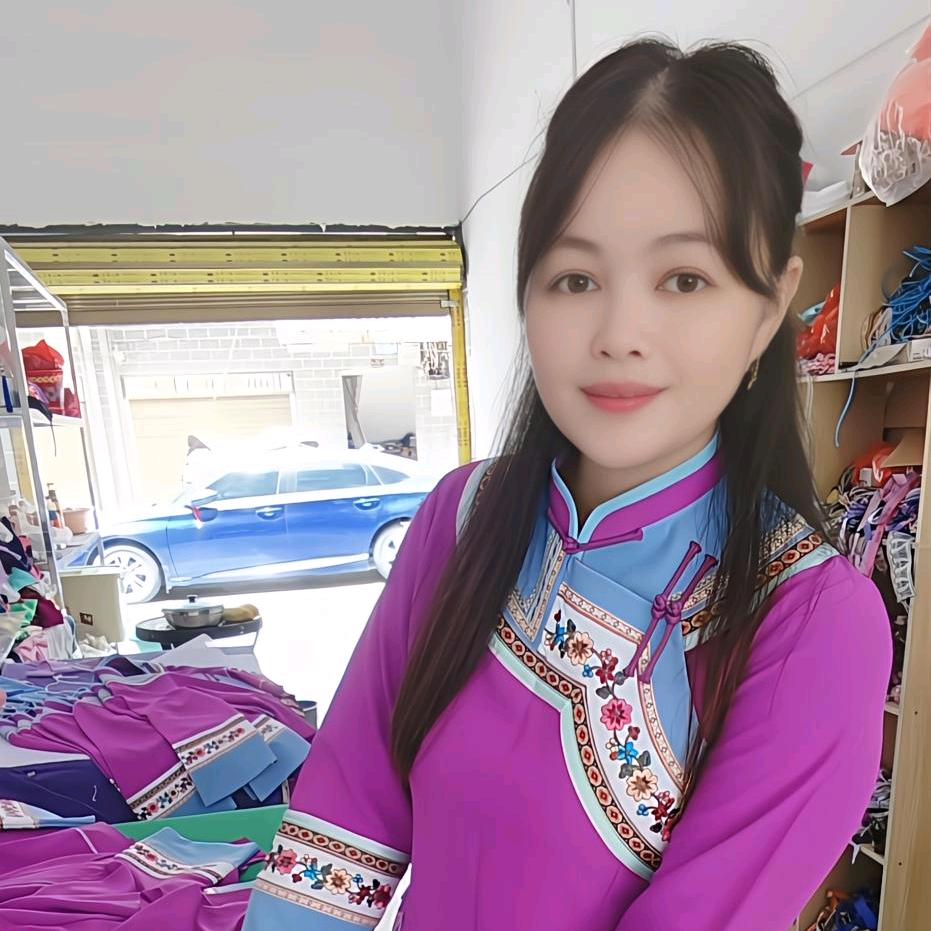 梅姐，民族服装