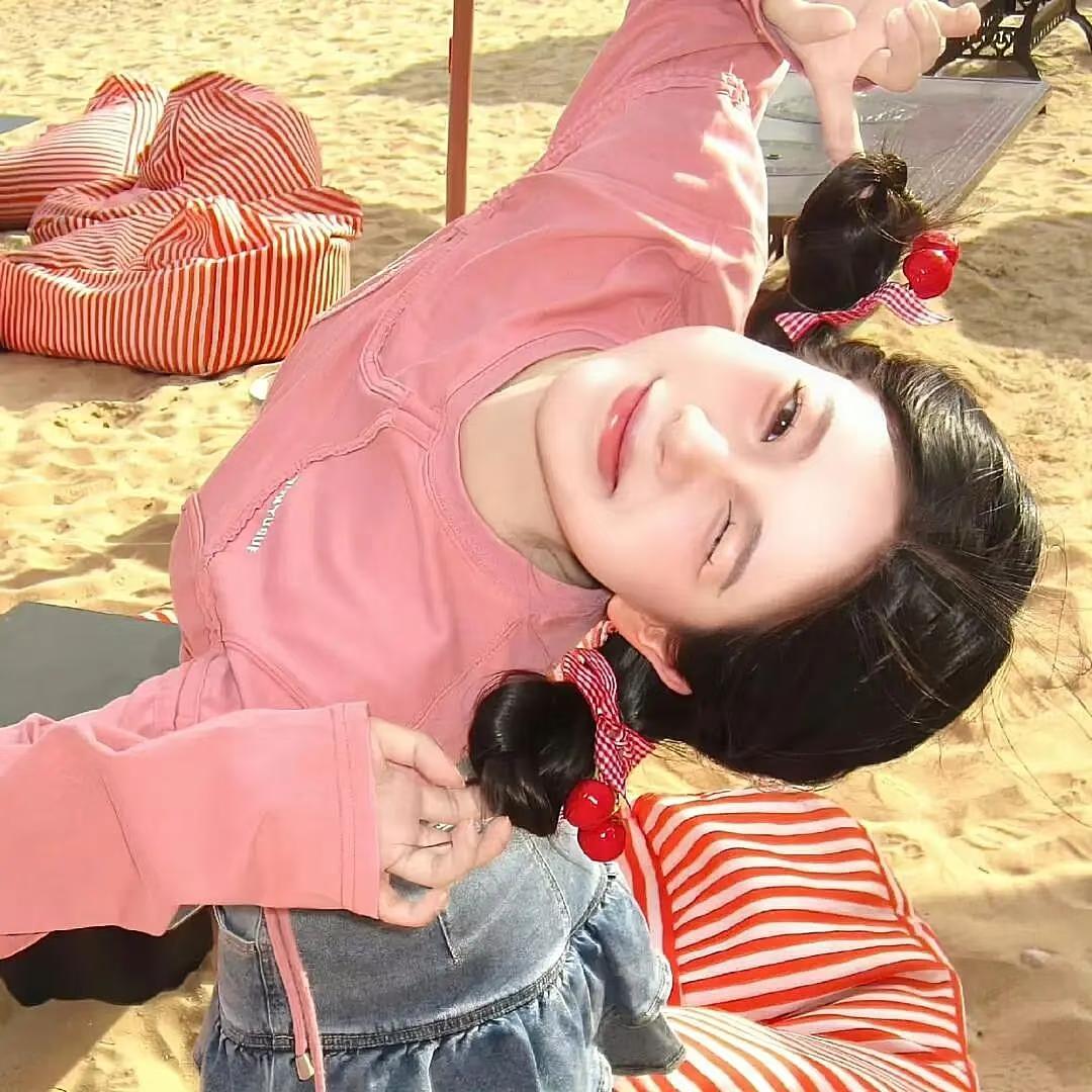 纯情忧郁霸总爱上性感大蟑螂