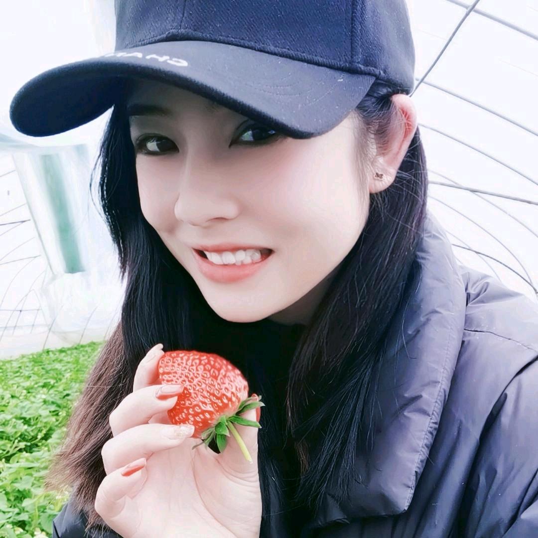 种红颜草莓🍓的辣妹子