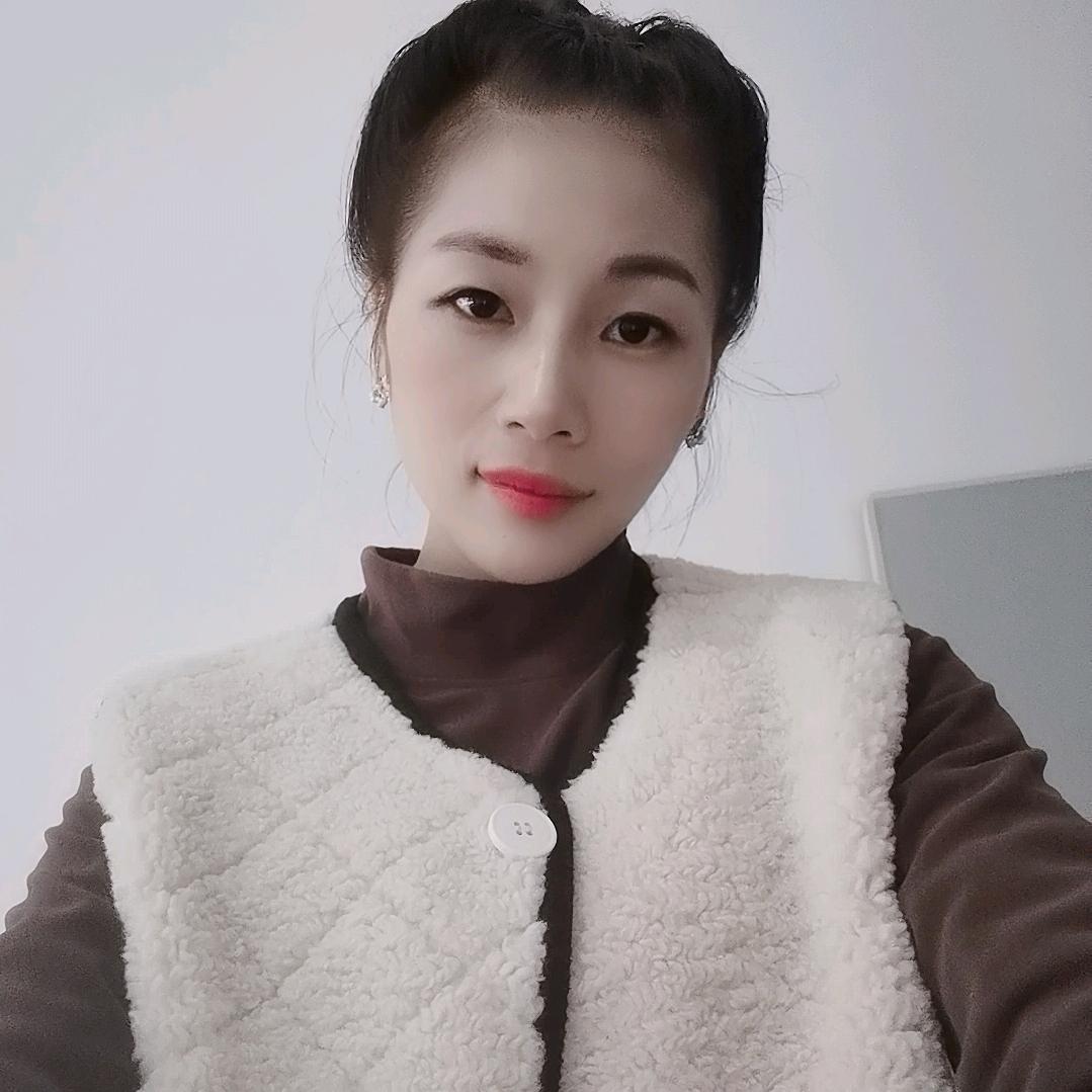 踩蘑菇的小姑娘