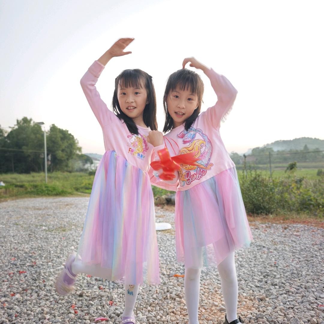 姐姐和双胞胎妹妹