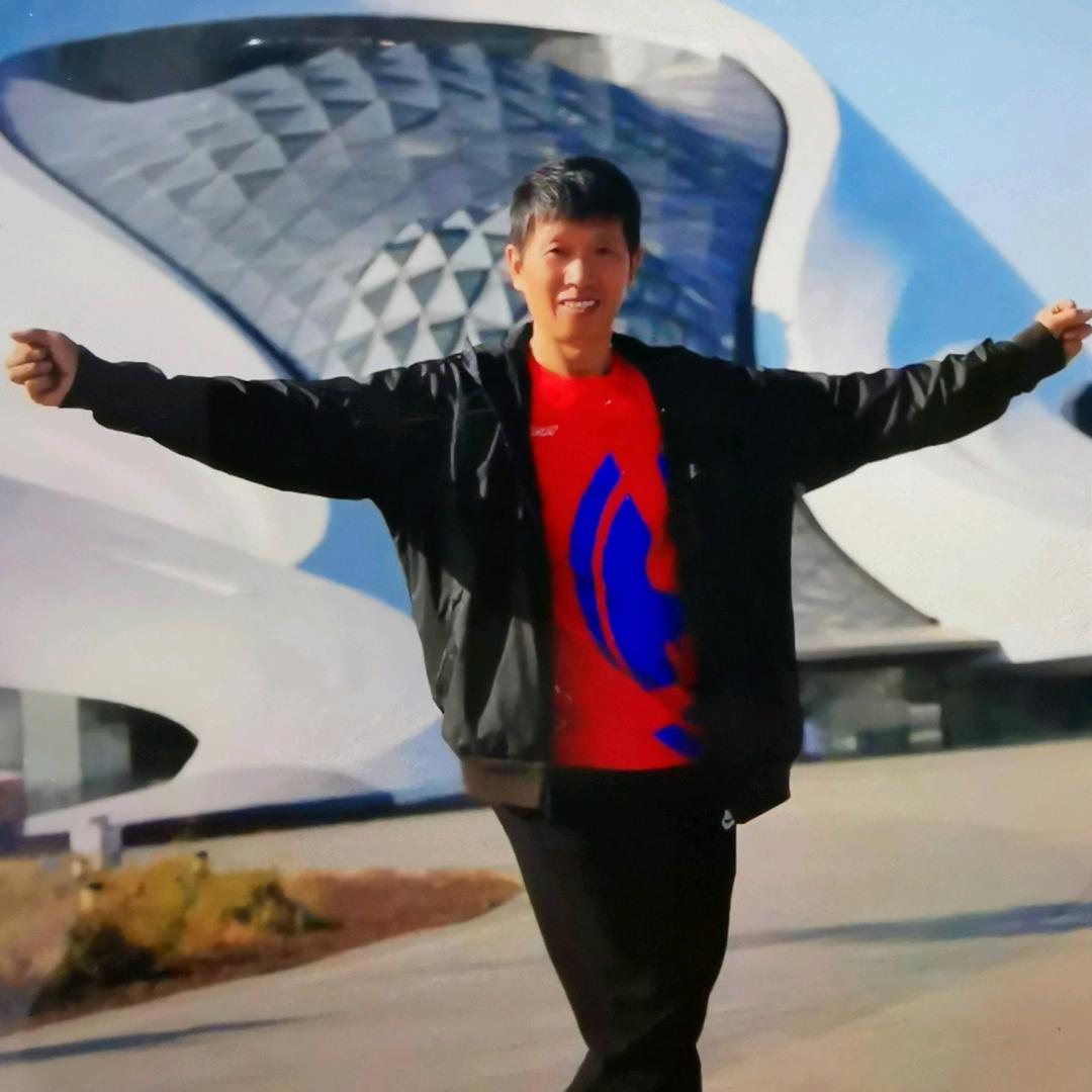 爱跳曳步舞爱轮滑老玩童