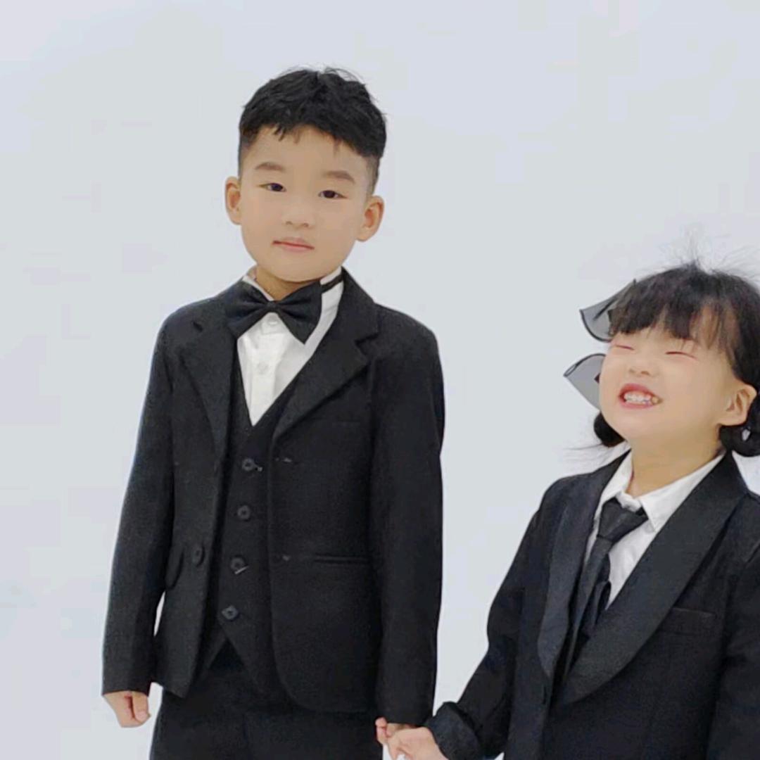 家🈶两宝👱🏻‍♂️👧🏻