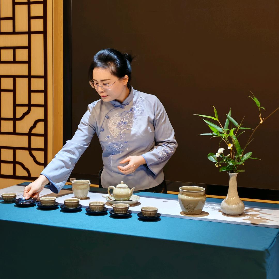 张玲芝 茶 花 陶