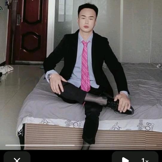 正装男一直干