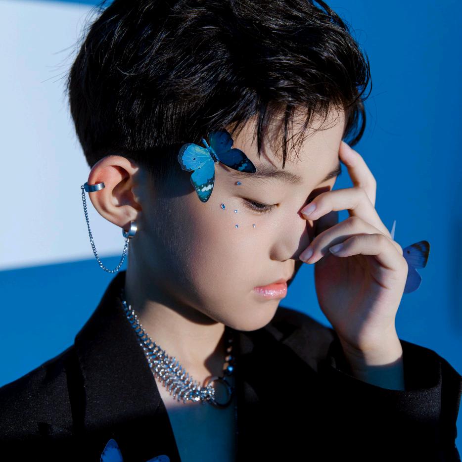 带孩子疯玩的宝妈