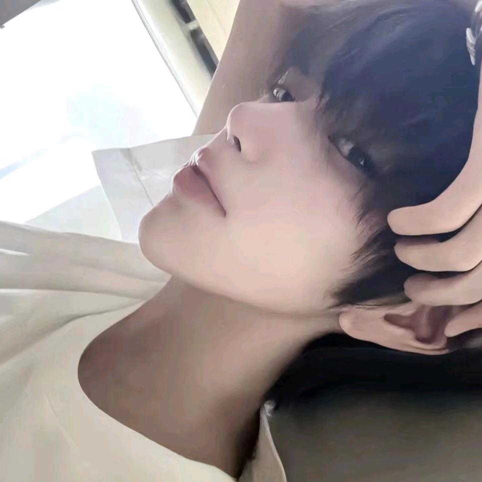 半夜起来喂鸡撞破男友和男小三气的怒砸鸡屎