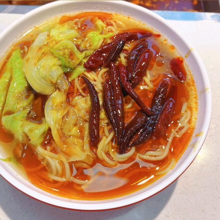 东站夜市辣小牛清真板面