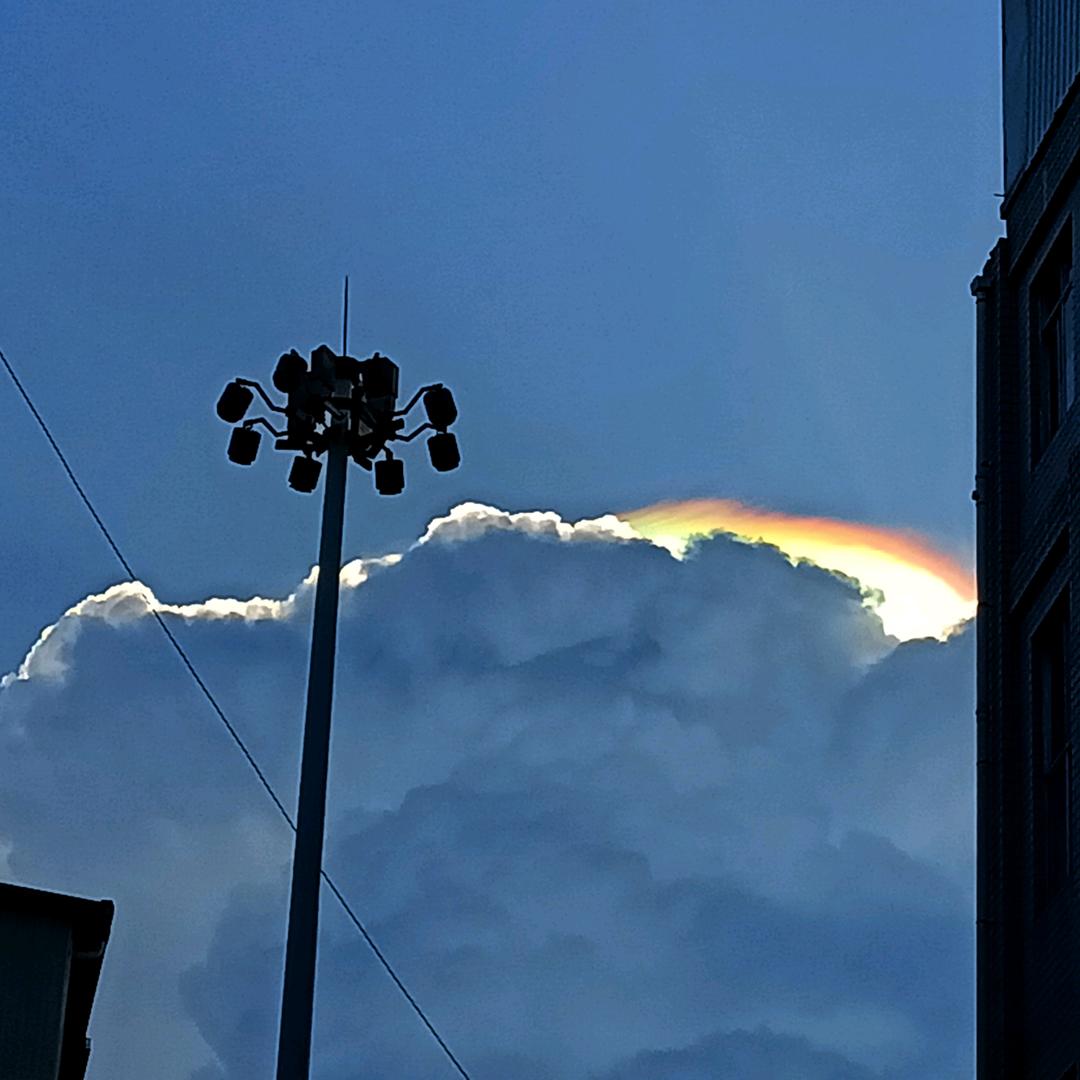 看、有彩虹🌈