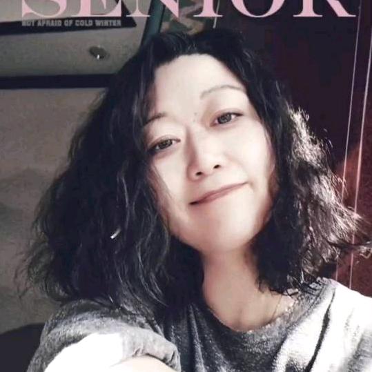 博然~