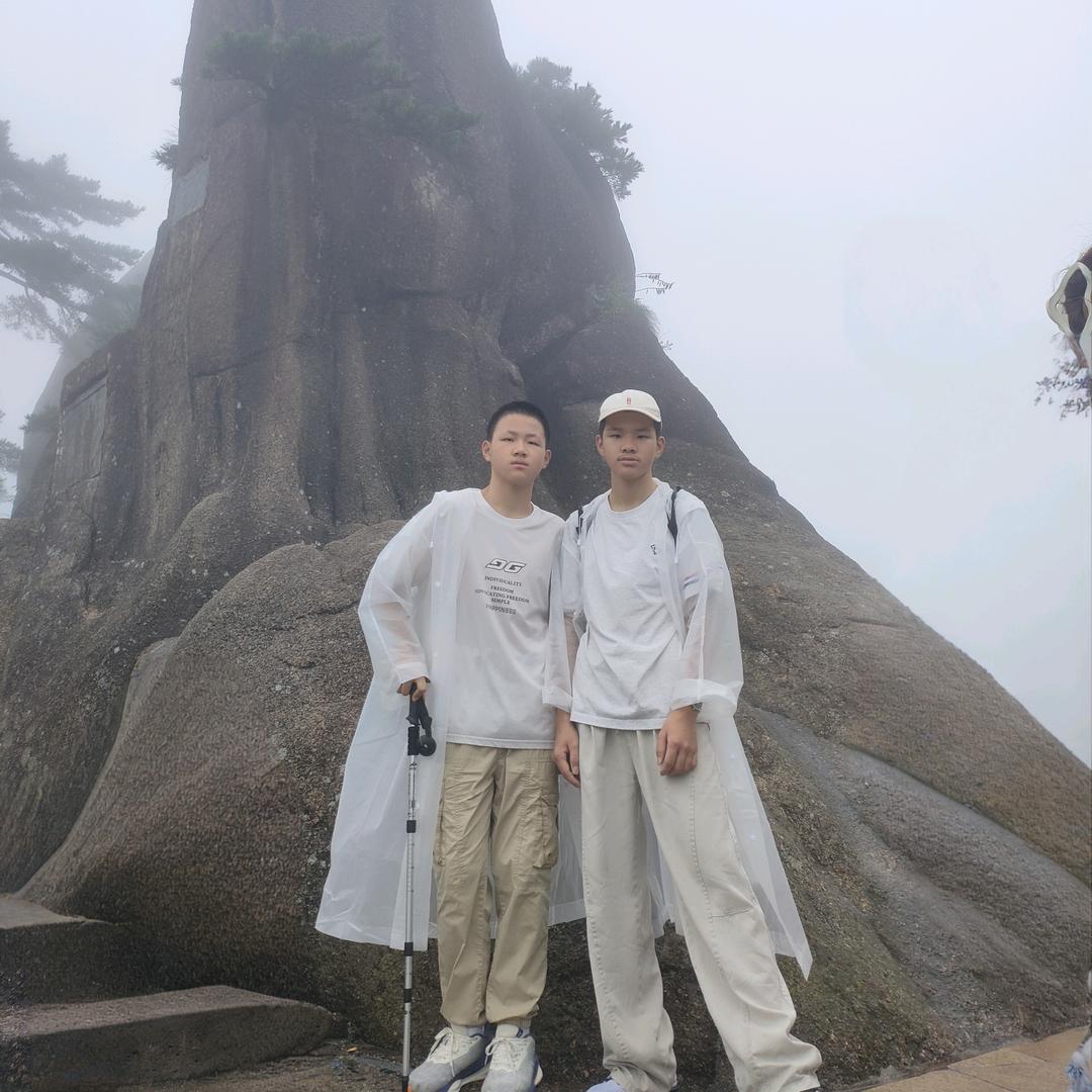 加油两个背书包的娃