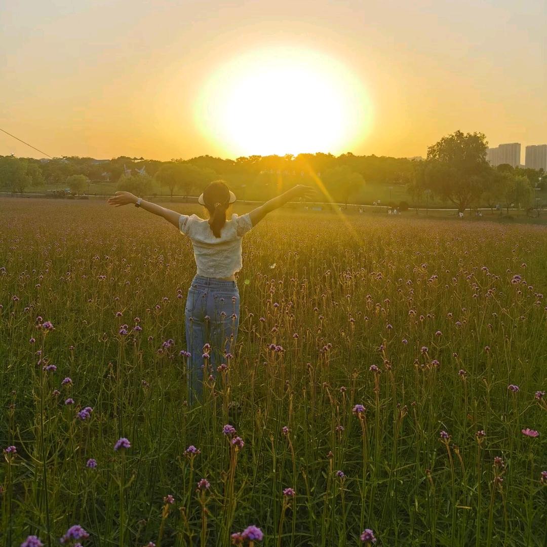 辅导作业的小圆妈妈