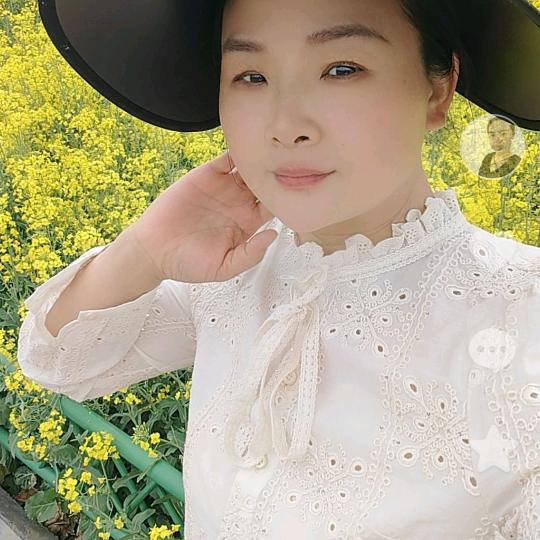 很爱笑的大姐