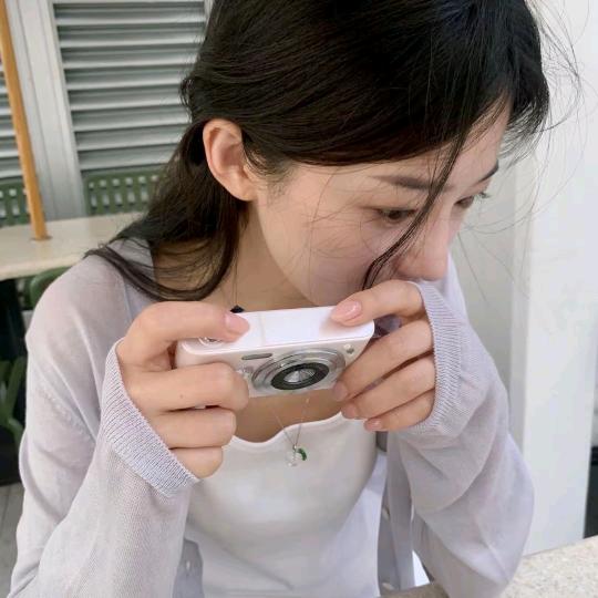 一位贱贱的小女孩