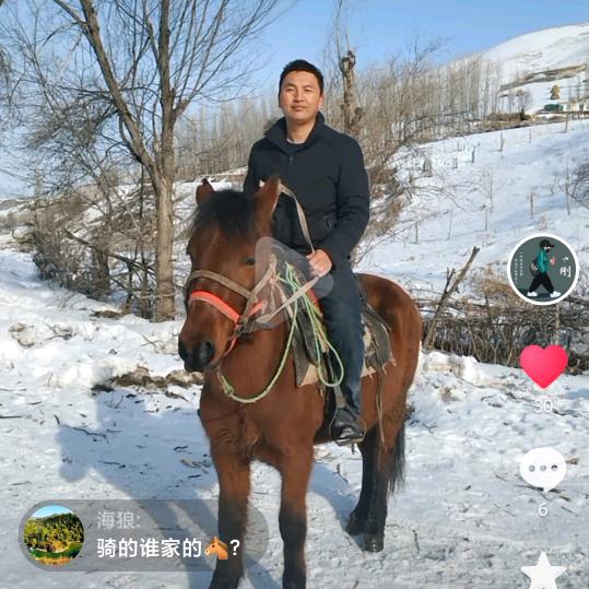 被稻田包围的小青年