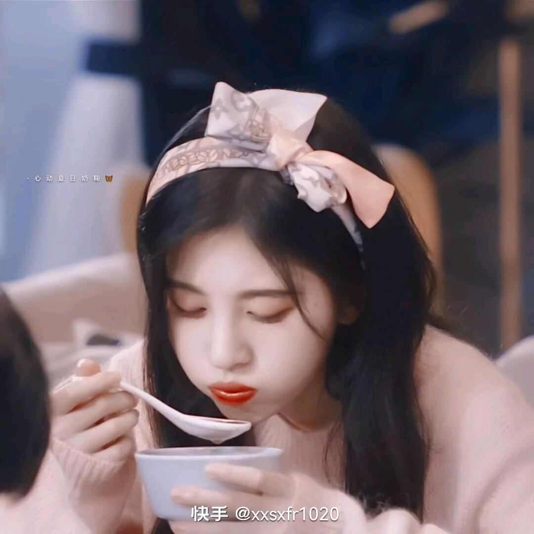 伊..