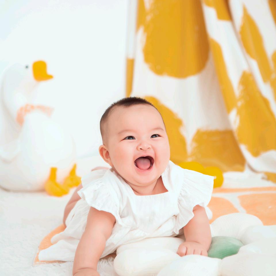 一脚干翻幼儿园角落垃圾桶旁边小狗窝前的碗