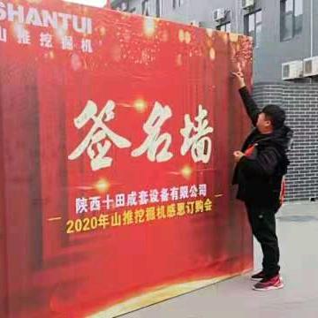 大小挖机出租:吕飞