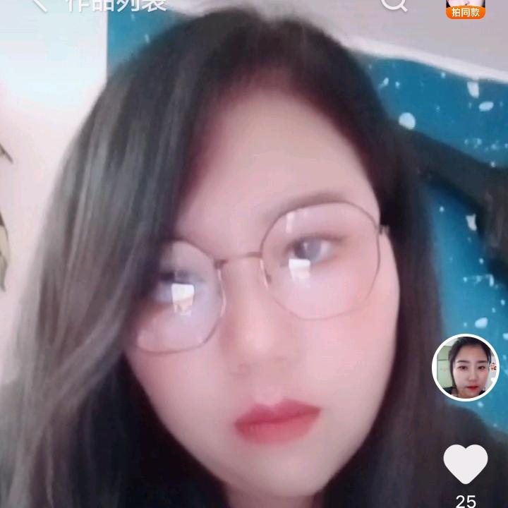 发呆的小英英.