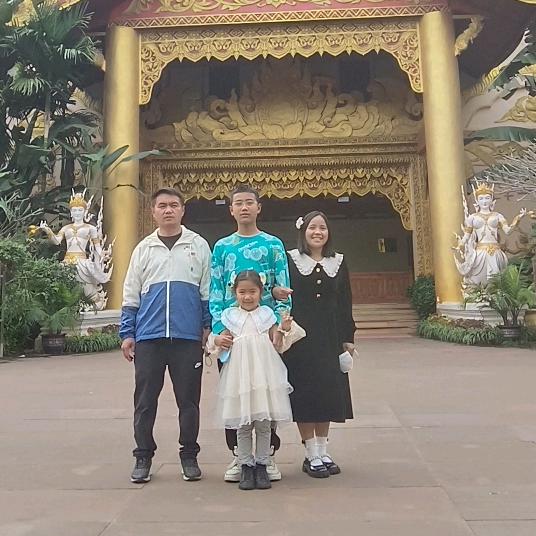 央埂依依