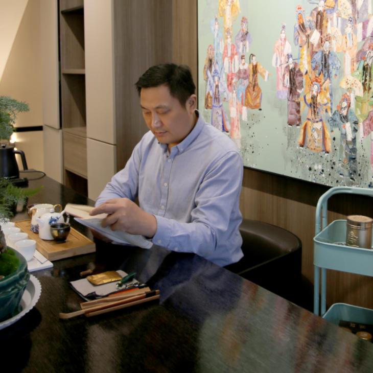 老李会发光