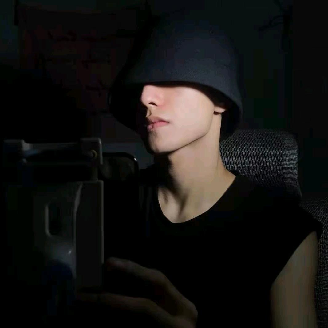 眯着眼睛找眼镜