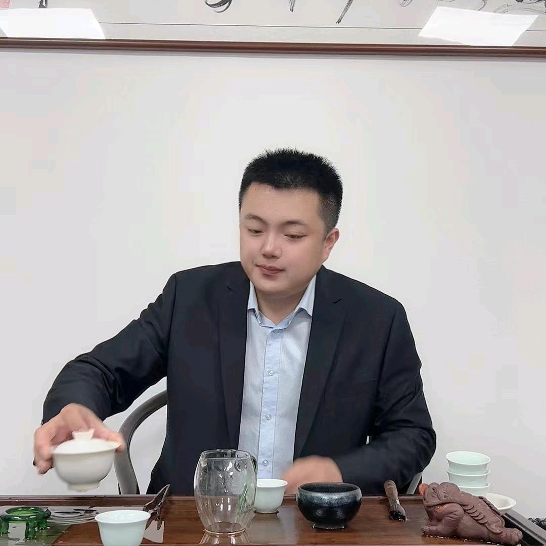 任青爱喝茶 爱露营