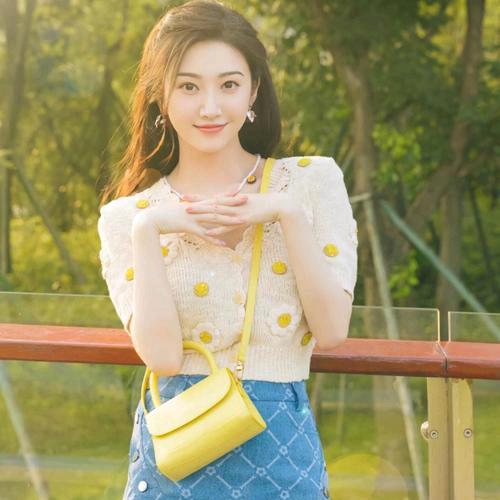 卖衣服的小女孩