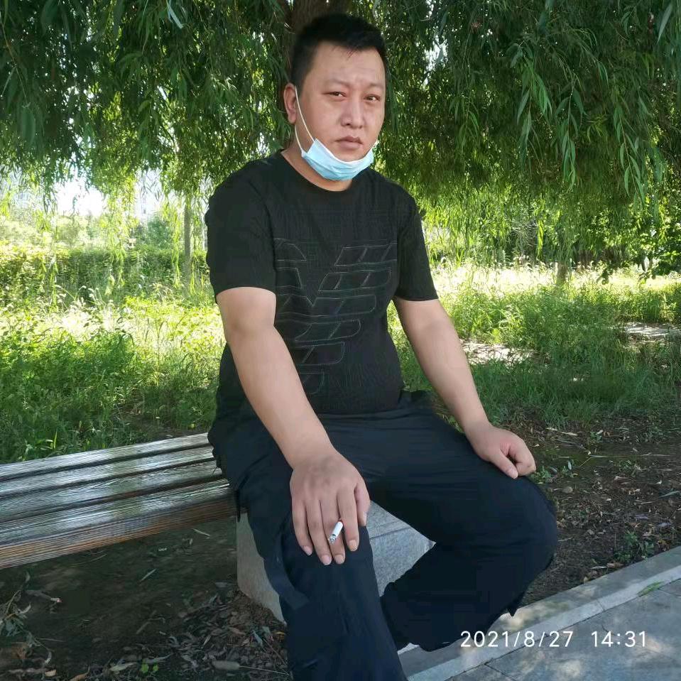 亮(๑><๑）哥头像
