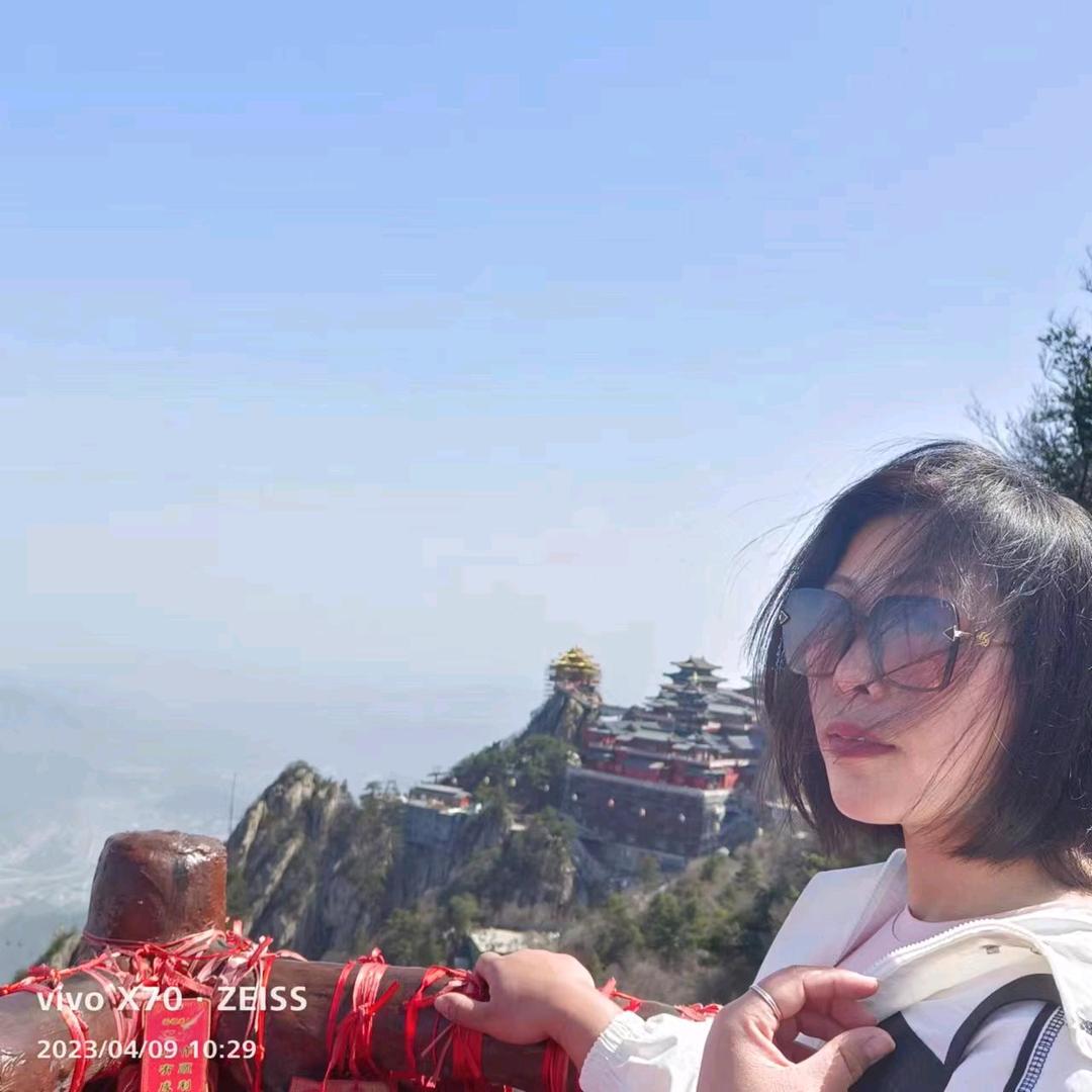 淇淇默默