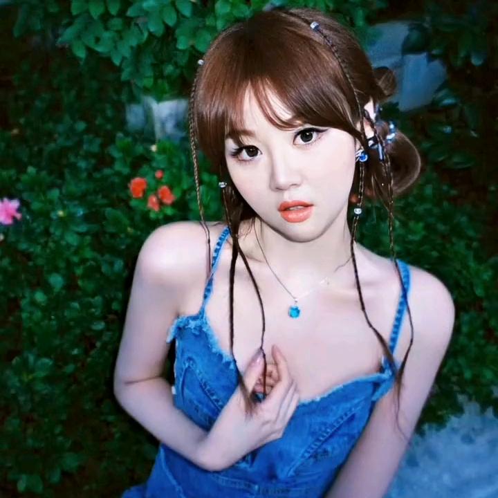 张大美《卖窗帘壁布的小姐姐》