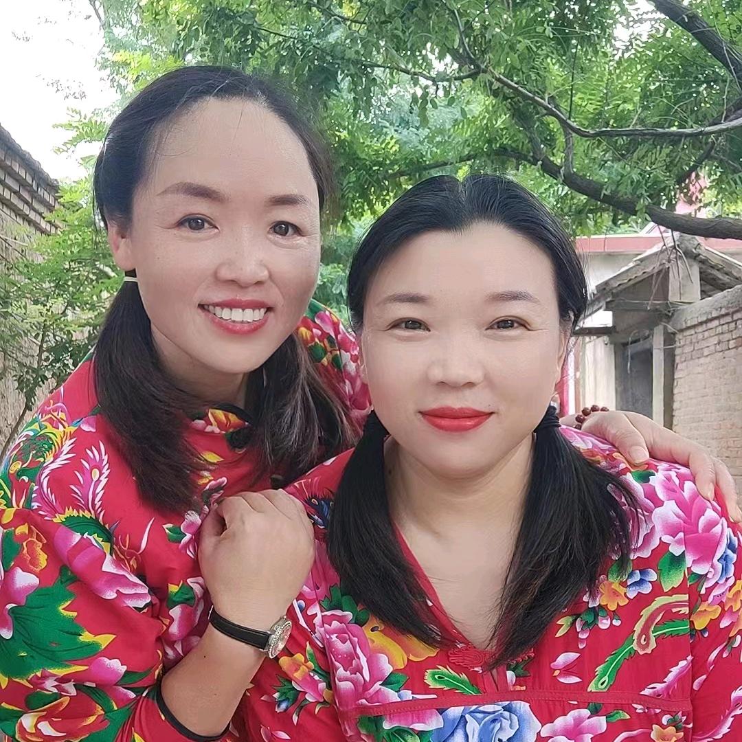 疯狂姐妹花红妮和佩佩
