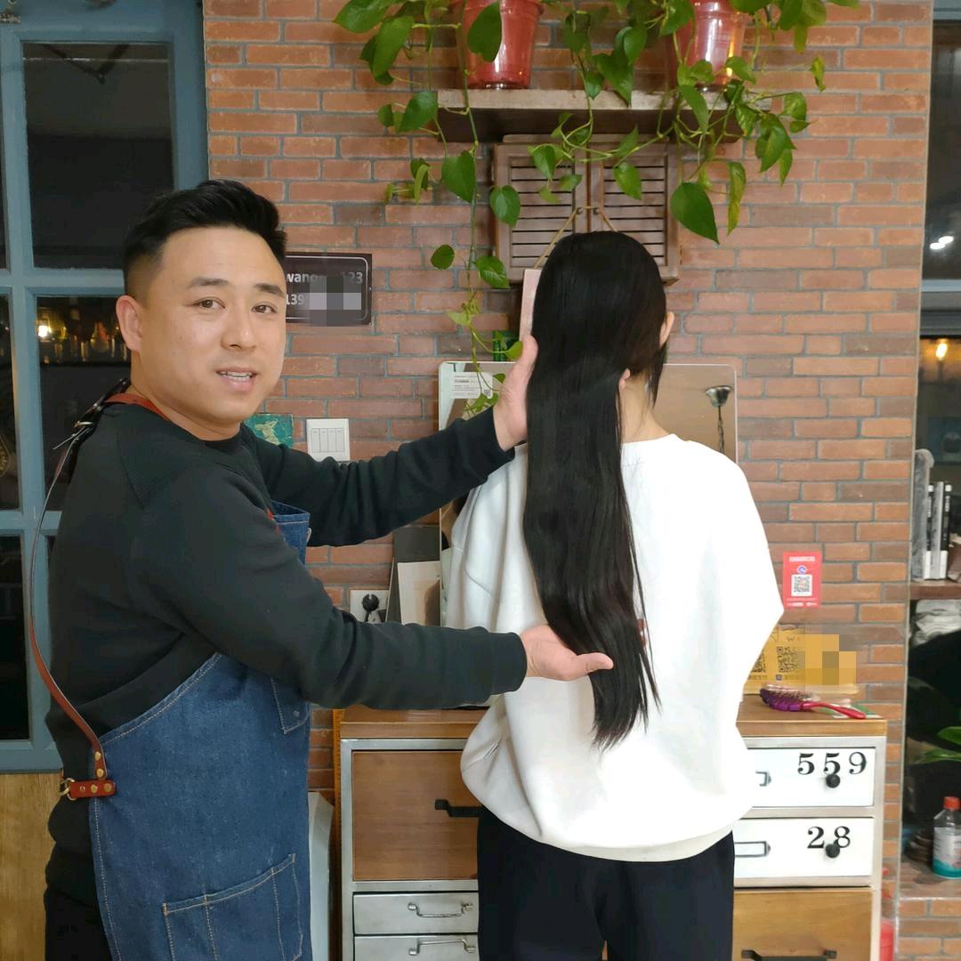 潍城区小飞收长发美发店